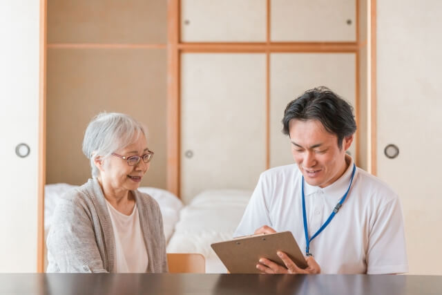 介護士が高齢者と相談しています