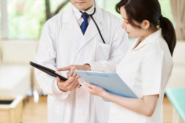 医師と看護師が資料を確認中