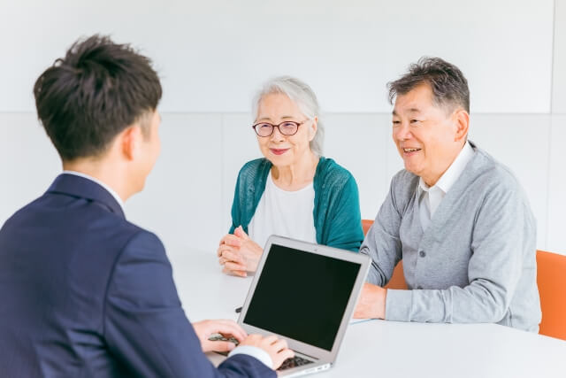 高齢者夫婦が専門家とパソコン相談